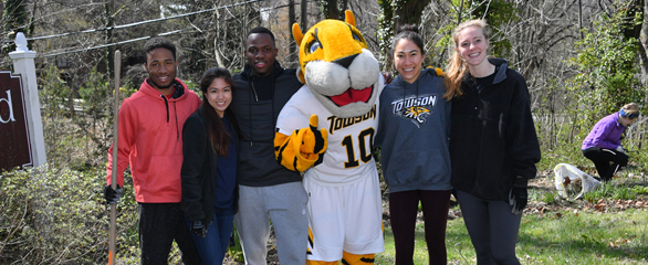 Towson students posed with school mascot